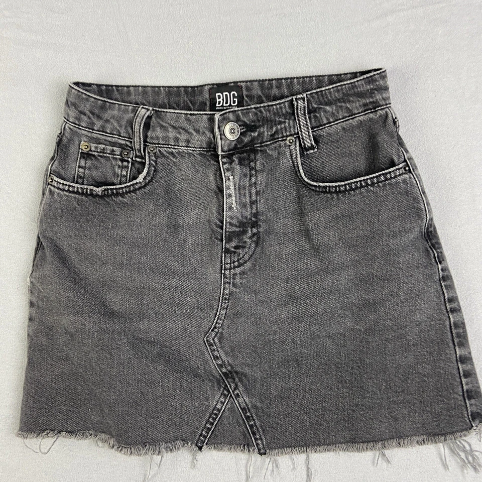 Minifalda vaquera BDG Urban Outfitters talla S (26) dobladillo deshilachado lavado negro años 90’s Foto 1 de 4