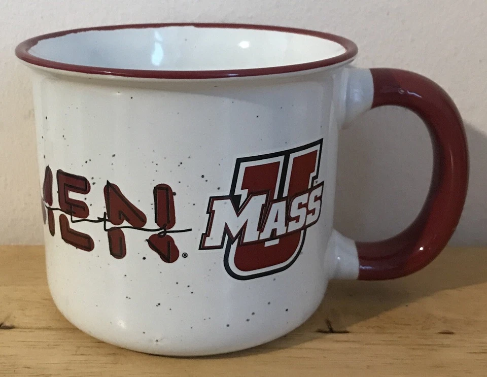 Taza de café de cerámica UMASS Minutemen The Memory Company blanca NCAA NUEVA Foto 1 de 4