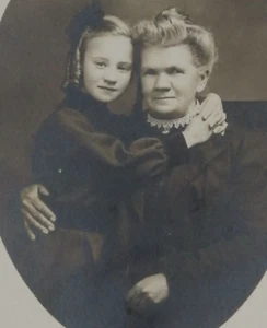 RPPC de la década de 1910, parte posterior dividida, sin publicar, sepia - retrato de madre e hijo amorosos - Imagen 1 de 4