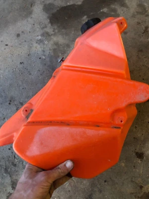 KTM 125 SX *2003 KTM 125 SX 2003 MONTAJE TANQUE GASOLINA Foto 1 de 4