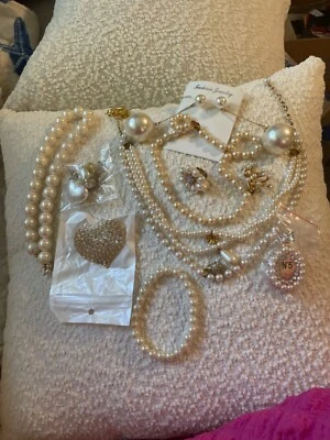 white imitation of peral beads 4 necklaces 1 flower ring 2 broches 1 hear shaped - Image 1 of 4