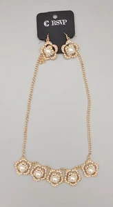 Charmantes Charlie RSVP Set aus Halskette & Ohrringen mit Kunstperlen und Gold Blumenmuster - Bild 1 von 5
