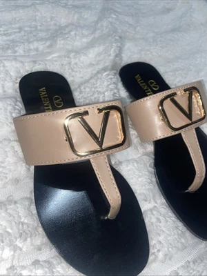 Sandalias para mujer Valentino Garavani Rockstudd beige talla 5’s Foto 1 de 3