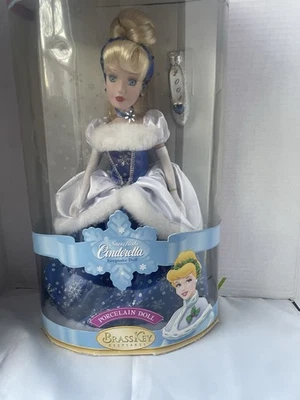 Disney Princesa Copo de Nieve Cenicienta Latón Llave Recuerdo Porcelana Muñeca 2004 Nuevo en Caja Foto 1 de 4