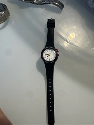 dakota watch correa de reloj de goma negra con tickers rojos amarillos y negros  Foto 1 de 3