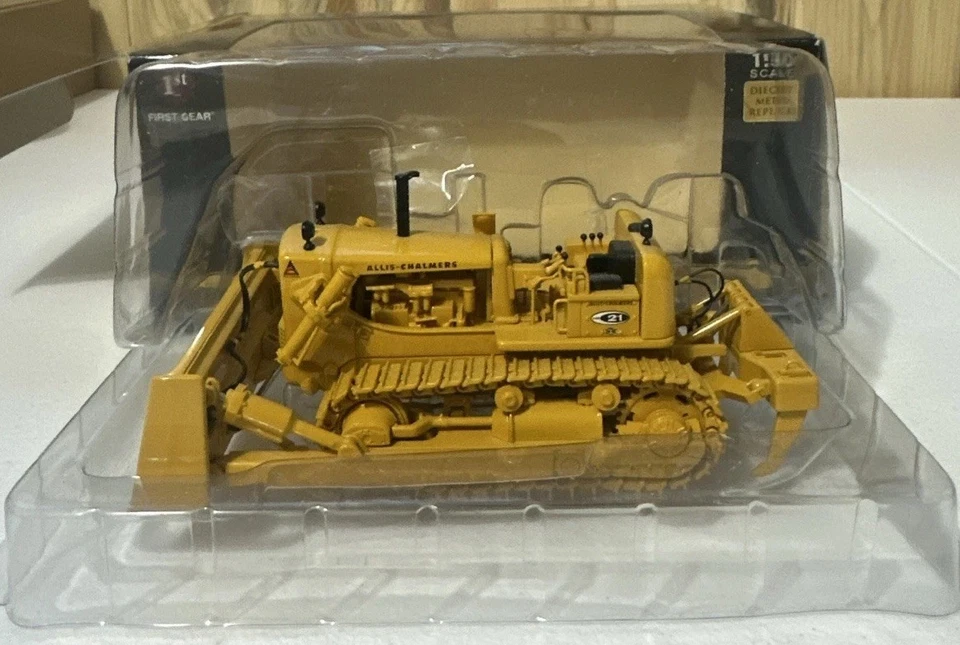 1st Gear Allis-Chalmers HD-21 Crawler With Blade And Ripper 1:50 Scale With Box - Image 1 of 4