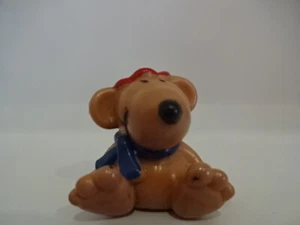 Tierfiguren " Hunde " Hund mit roter Mütze - Steinbeckcce Kennung - 40 mm - Bild 1 von 1