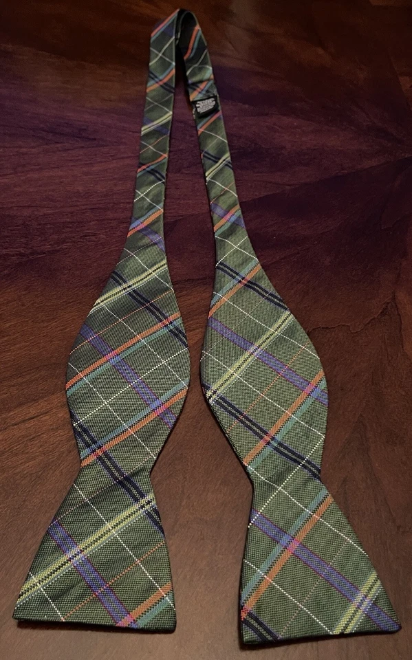 Blue Green Hand Made 60% Silk 40% Polyester Men’s Bow Tie Made In China - Image 1 of 4