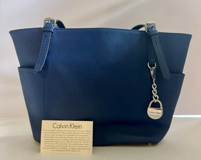 "Bolso de Mano Calvin Klein de Cuero Saffiano 2 Asas Azul Profundo Plata Bloqueo Dije 14""" Foto 1 de 4