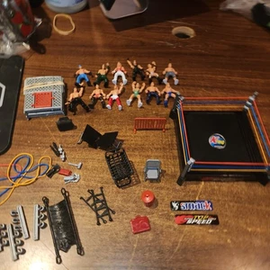Markenlos Micro Wrestling Figuren Lot Ring Tisch, Stuhl, Stahlkäfig & Zubehör - Bild 1 von 10