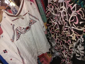 Posten zwei XL Boho Damen Blusen Urban Flowy Basic bestickt Akzent Knox Rose - Bild 1 von 2