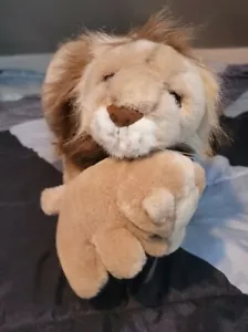 Peluche relleno American Wego 22" de león de pie con cachorro en la boca - Imagen 1 de 8