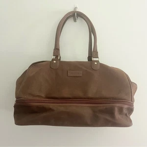 Karl Lagerfeld große vegane hellbraune Reisetasche aus genarbtem Leder mit zwei Reißverschlüssen - Bild 1 von 10