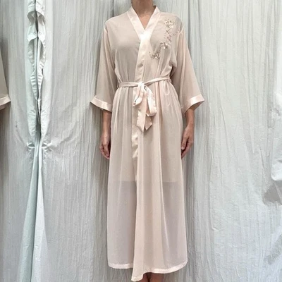 Bata Larga Rosa Claro Transparente Y Satinado Cuentas Floral Bordada Vintage Años 90 S/M Foto 1 de 4