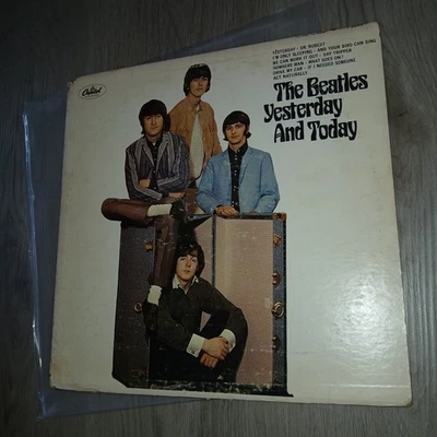 The Beatles Yesterday and Today Trunk Original #2 T1-2554 F-11 LP Foto 1 de 4