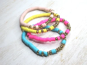 Lot 4 bracelets Perles Heishi Polymère - Picture 1 of 3