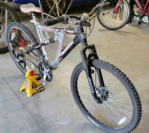 Mongoose XR-200 Mountain Bike With Suspension - Picture 1 of 10