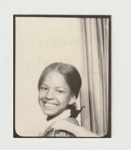 VINTAGE PHOTO BOOTH - HÜBSCHES JUNGES AFROAMERIKANISCHES MÄDCHEN - Bild 1 von 1