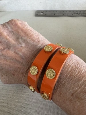 Pulsera Tory Burch Naranja Charol Logo y Diseño Tachonado Doble Envoltura Foto 1 de 4
