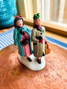 Vintage DEPARTMENT 56 Porzellan 2 Frauen mit Geschenken Weihnachtsdorf Figur RAR - Bild 1 von 4