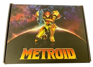 Nintendo Metroid Culture Fly Box Nuovo con etichette: Borsa Giocattoli Notebook Beanie Portachiavi - Foto 1 di 10