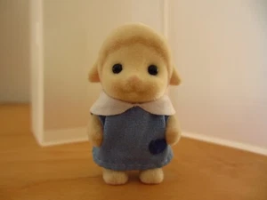 Sylvanian Families Baby Schaf Figur & Kinderzimmer Uniform Calico Critters SELTEN - Bild 1 von 17