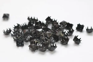 Quadratische Pyramidennieten Krallennieten, 9 x 9 mm, Black / Schwarz, USA - Picture 1 of 6