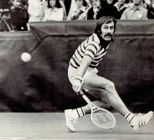 1975 Drahtfoto John Newcombe Rückhand beim Tennismatch Caesars Palace Las Vegas - Bild 1 von 2
