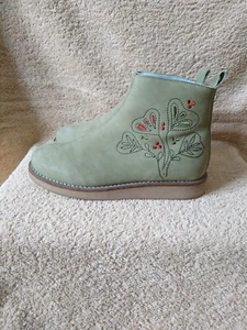 GUDREN SJODEN RARE SWEDISH DESIGN EMBROIDERED PISTCHIO SUEDE ANKLE BOOTS UK4/37. - Picture 1 of 8