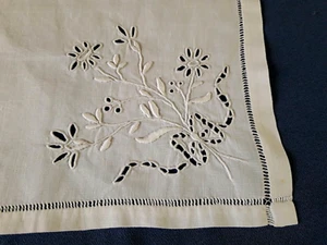 N36/ ANCIEN MOUCHOIR fil de lin brodé bouquet de fleurs 25X26cm VINTAGE milXXè - Imagen 1 de 5