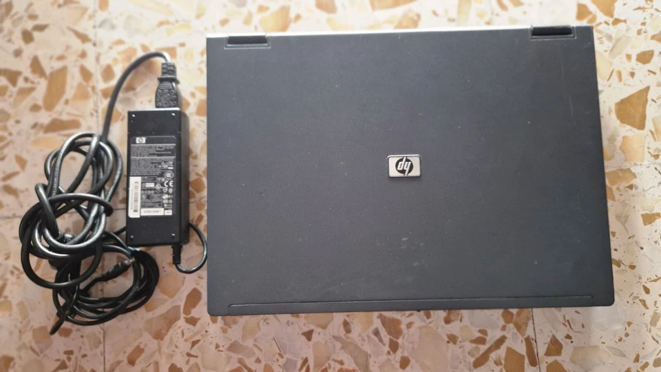 Notebook Portatile Vintage COMPAQ NC8230 1,73ghz HD 60gb Windows 10 - Immagine 1 di 4