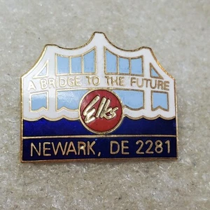 Vintage BPOE #2281 Newark DE Elks Lodge Logo Hut Pin Brücke in die Zukunft Delaware - Bild 1 von 3