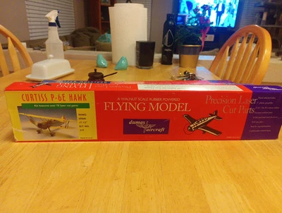 Dumas 219 17-1/2 英寸 Wingspan Curtiss Hawk 橡胶 Pwd 飞机套件 烟雾或发霉 — 第 1/4 张图片