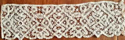 Dentelle ancienne au lacet et à l'aiguille - Photo 1/3