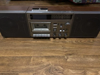 Reloj despertador y radio General Electric 7-4992A acabado grano madera  Foto 1 de 4