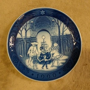 ROYAL COPENHAGEN Denmark Christmas Plate 1990 CHRISTMAS AT TIVOLI Gardens - Picture 1 of 2