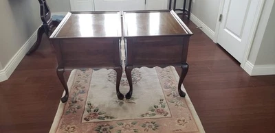 2 mesitas de noche Pennsylvania House de madera de cerezo y 1 ovalada estilo Queen Anne Foto 1 de 4