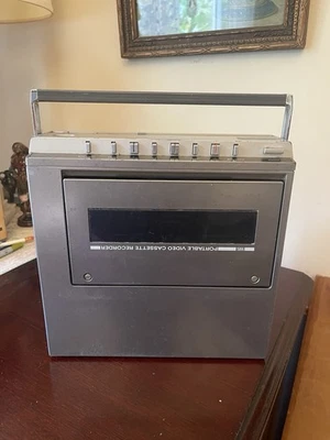 Videoregistratore portatile vintage Hitachi modello VT 6500A grigio non testato - Immagine 1 di 4