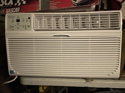 Aire acondicionado Keystone KSTAT12-2D, 12.000 BTU, 550 pies cuadrados Through-the-Wall Foto 1 de 2