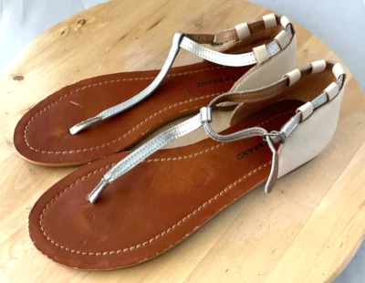 Sandalia tanga plana con correa en T de cuero beige plateado para mujer L&B Lucky Brand talla 8,5 M Foto 1 de 4