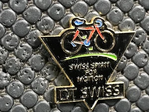 pin's pin BADGE VELO BICI BIKE SWISS SPIRIT - Foto 1 di 1