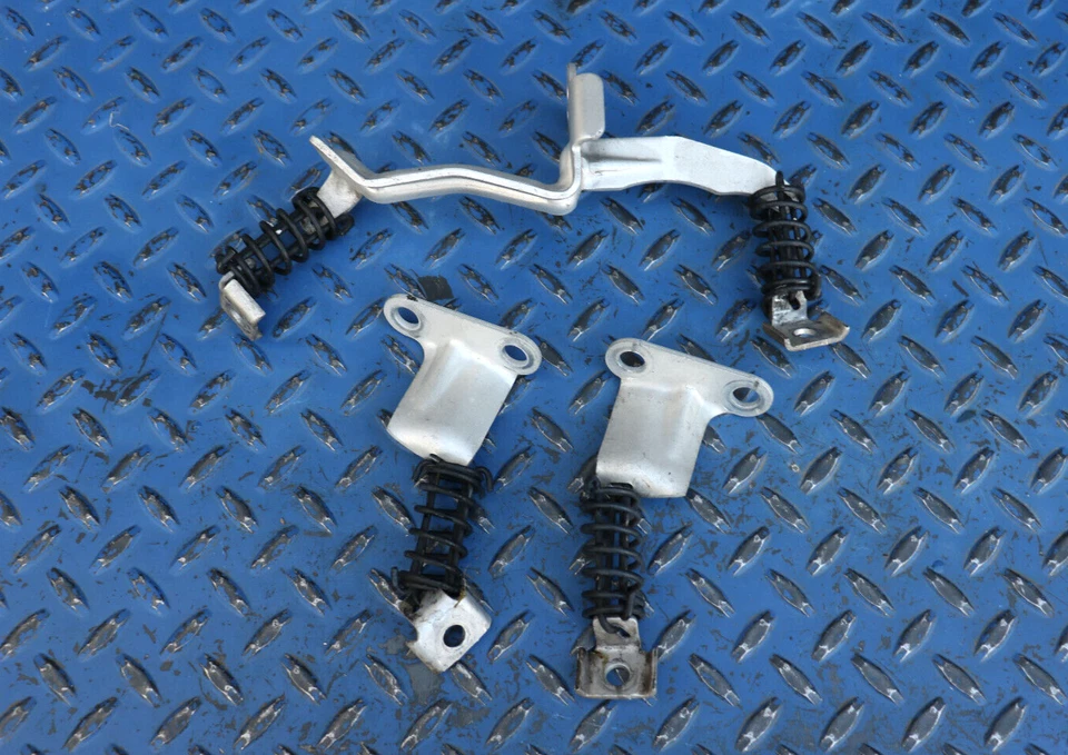 Chevrolet Corvette C4 1991-1996 colgadores de escape OEM Foto 1 de 2