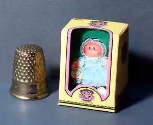 Casa delle bambole miniatura 1:12 cavolo patch prematuro bambina bambola scatola bambina asilo nido - Foto 1 di 5