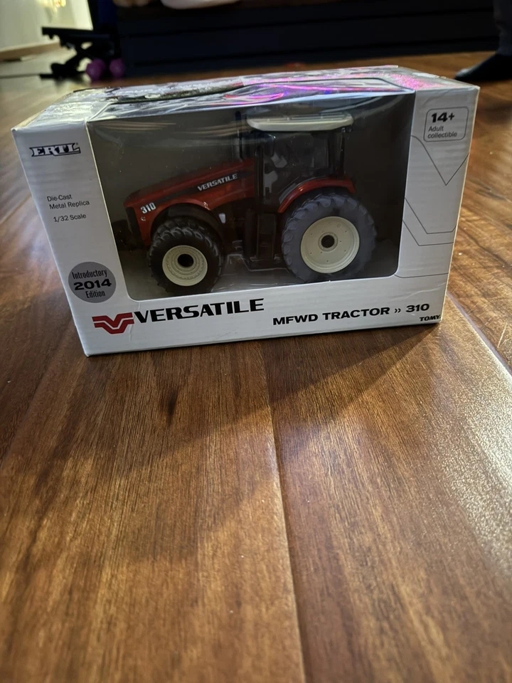 1/32 Versatile 310 Tractor With Front Wheel Assist, 2014 Introductory Edition - Image 1 of 3