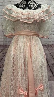 Vestido de Colección Años 80 HECHO EN UNIÓN ILGWU Rosa Marfil Floral Encaje Volantes Cinturón Hada XS Foto 1 de 4