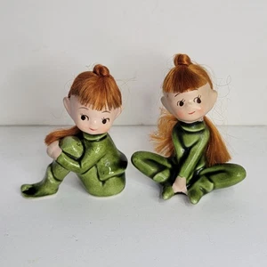 2 Estatuillas de Elfo Pixie Vintage Niña Cerámica Verde con Pelo Rojo Mediados de Siglo - Imagen 1 de 17