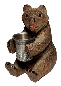 Vintage geschnitzter Holz Schwarzwälder Bär sitzender Nähhalter mit Fingerhut - Bild 1 von 7