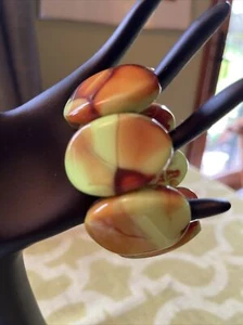 Vintage Lucite Stretch Armreif Grün und Root Beer Farbe - Bild 1 von 4