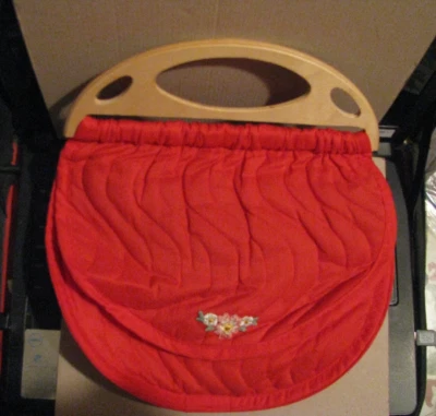 VTG '70-80'S ROUND RED COTTON QUILTED HANDBAG WOOD HANDLE W/ CHANGE PURSE - Image 1 of 4