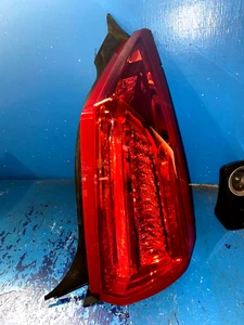 Luz trasera derecha genuina GM OEM nueva 2015-2016 Cadillac ATS cupé 23310258 M814 - Imagen 1 de 9